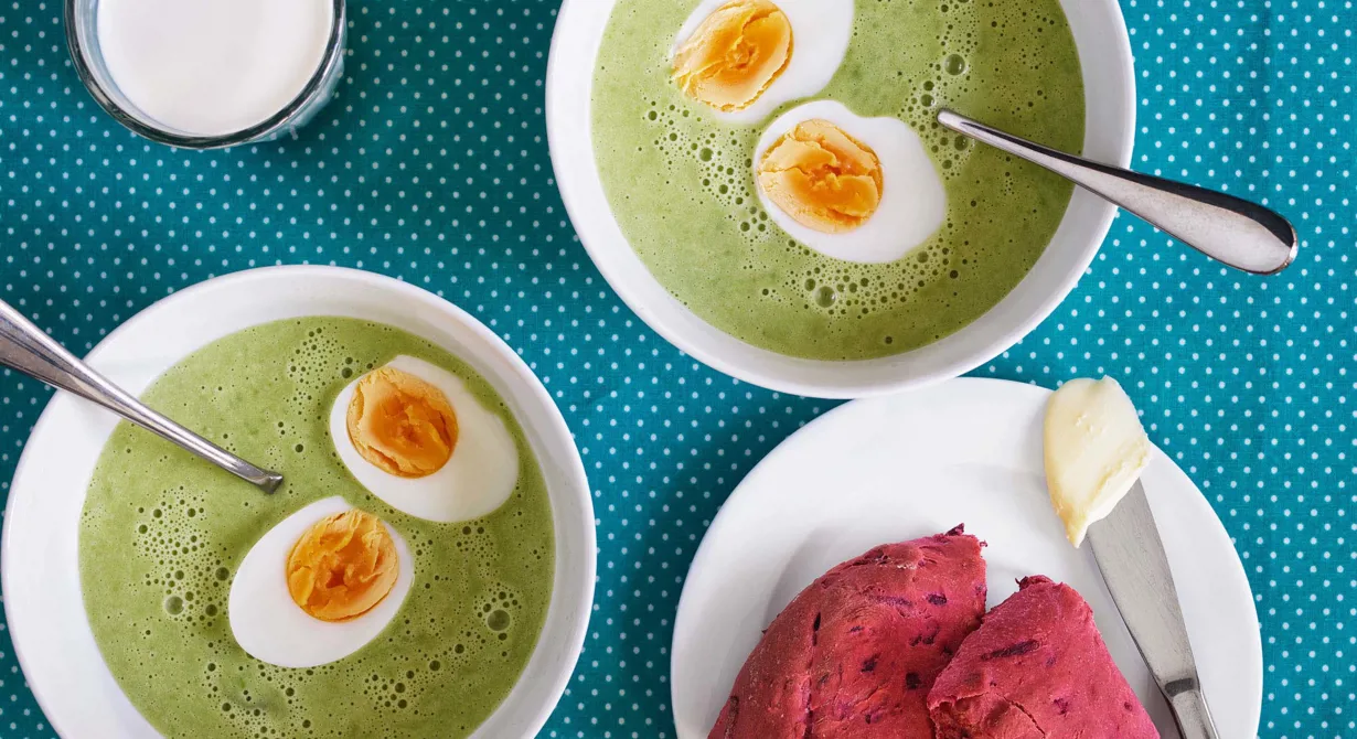 Grön ärtsoppa med ägghalvor och hembakat rödbetsbröd