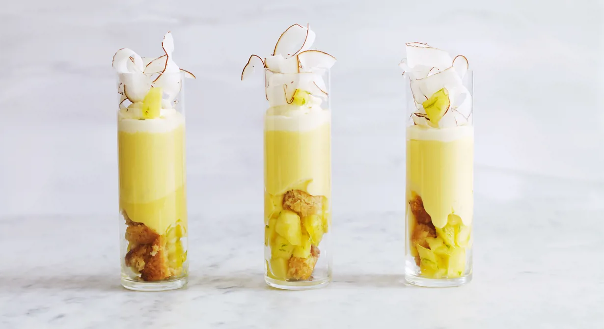 Piña colada är en klassisk drink. Här samsas de exotiska smakerna i en makalöst god dessert med härliga konsistenser och tunt hyvlad kokos.