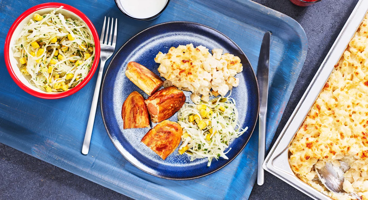 Macaroni & cheese är en rätt från USA. En ostig pastagratäng som här serveras med krispiga, panerade grillkorvar. Servera gärna med ketchup och en vitkålssallad med majs.