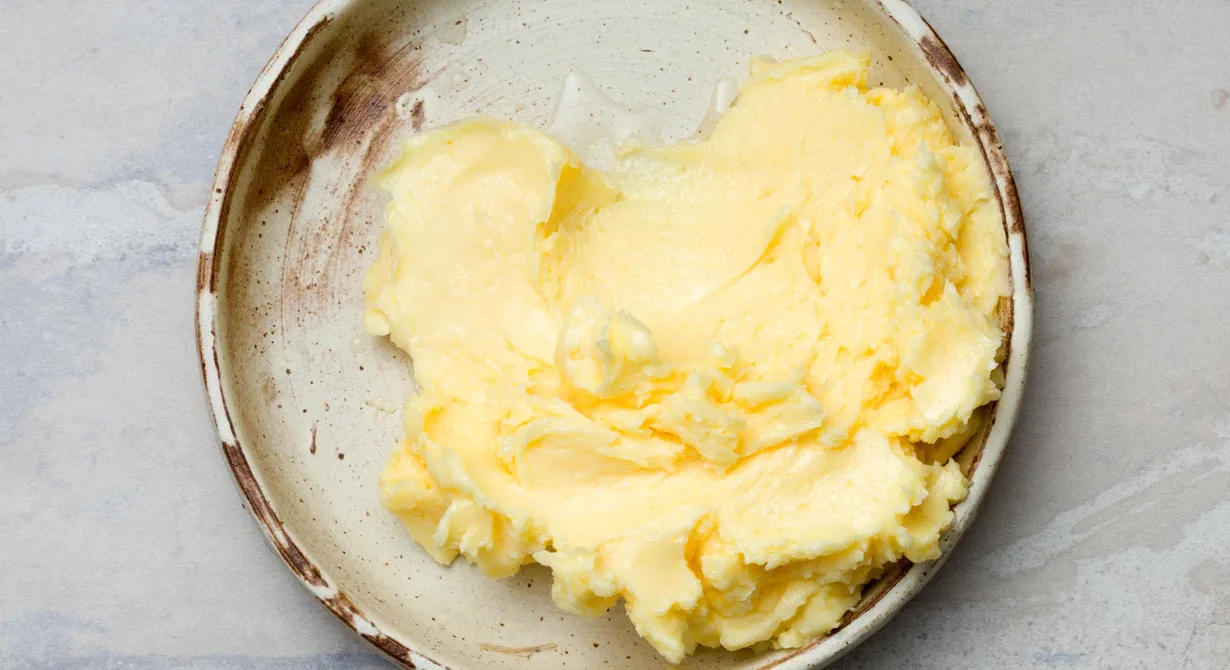 Syrat smör som fermenteras är en nyttig delikatess. Smaken är kraftig och utvecklas ju längre fermenteringen pågår. Doften påminner om blåmögelost. Perfekt som smakhöjare till svamp, risotto och som pålägg till bröd.