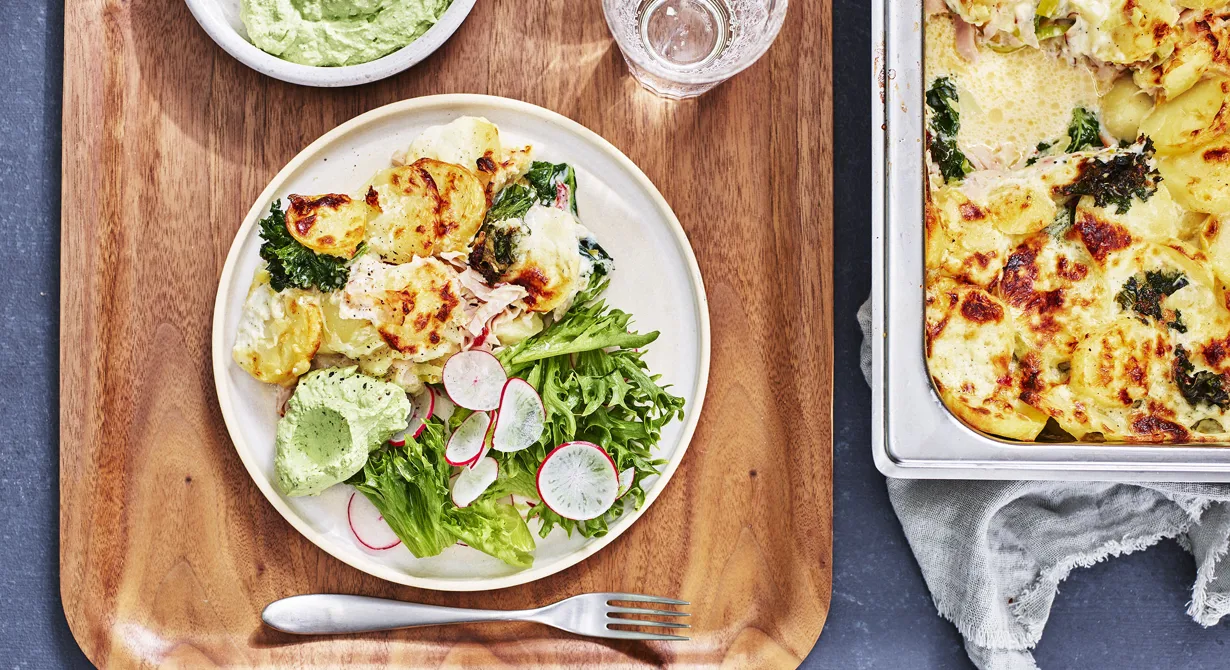 En av skolbarnen mycket omtyckt gratäng. Rökt kalkon, grönsaker och potatis gratineras med ost och en krämig sås. Servera med sallad och krispiga rädisor när det är säsong. Gratängen är också ett bra sätt att ta hand om gårdagens kokta potatis.