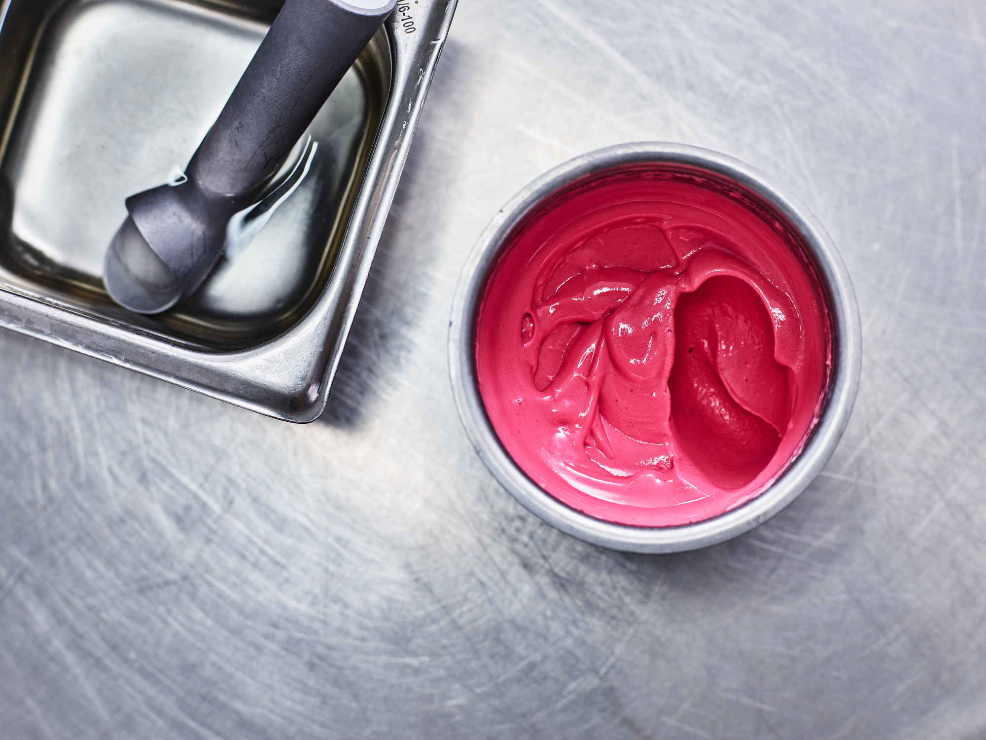 Hallon- och gräddfilsorbet