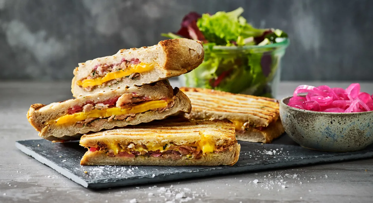 Den här frasiga toasten med pulled pork, picklad rödlök, cheddar och koriander får du bara inte missa.