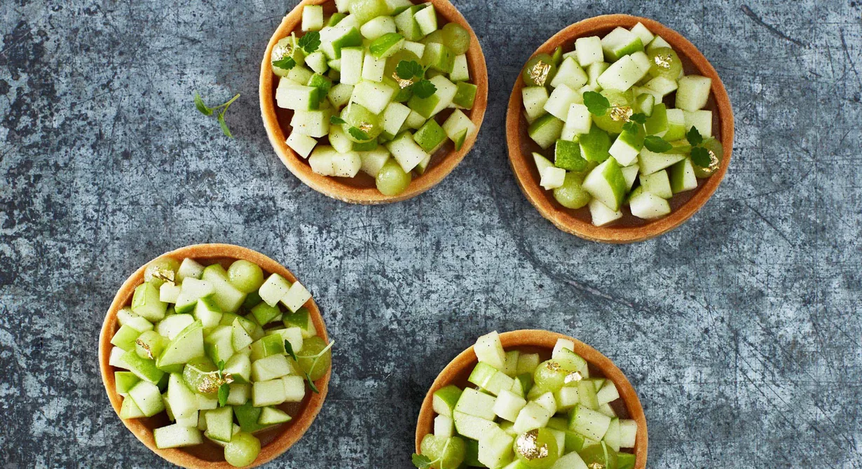Äppelsäsongens högtid finns med en spröd äppeltartelett. Inuti det fina skalet ligger en smörkola, en syrlig, krispig äppelsallad med ton av vanilj och spritsad äppelkräm som toppas av glänsande bladguld.