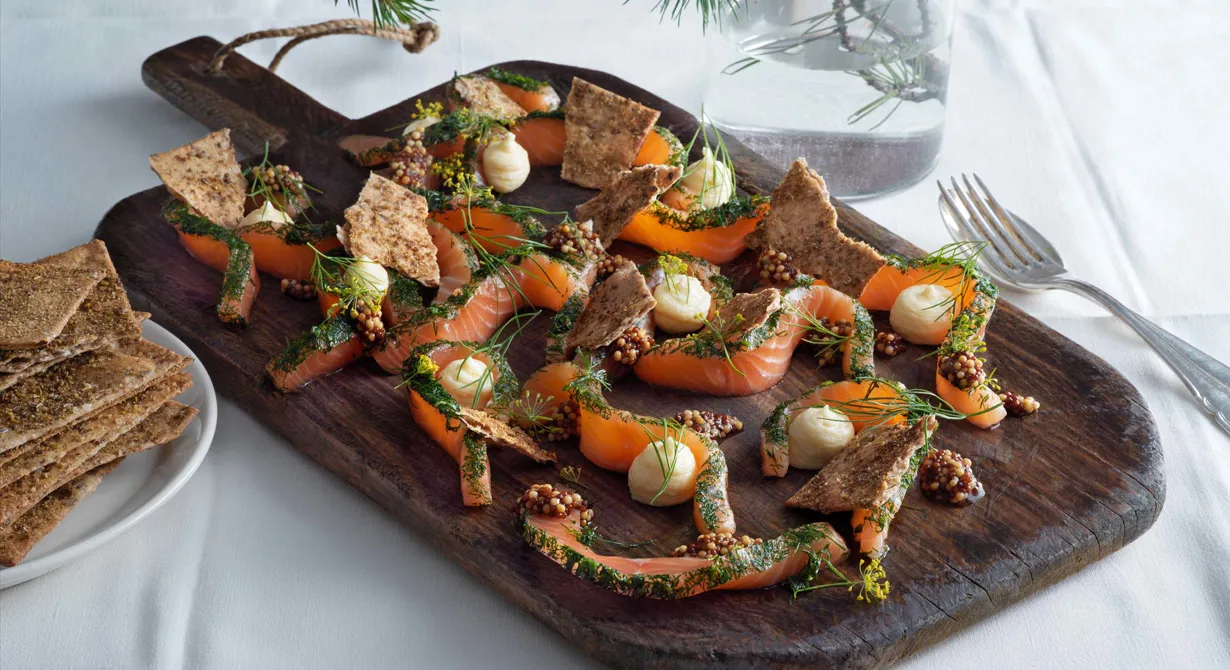 Ett smakfullt upplägg som också fungerar fint vid t ex julbord med "sharing style". Gravad lax med krämig ädelostspread och julkryddat knäckebröd. De syltade senapsfröna med lite sötma och knaprig textur är ett enkelt och gott garnityr.