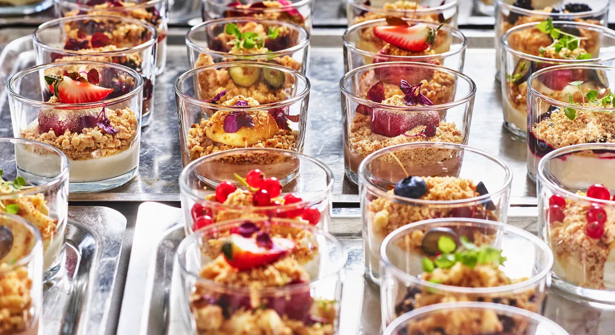 Tre baser, tre toppings och tre crunchs. Ett perfekt upplägg för dig som vill variera dina glasdesserter på nya och spännande sätt. Här hittar du Disa Molins byggstenar som du enkelt kombinerar ihop till hela 27 olika desserter.