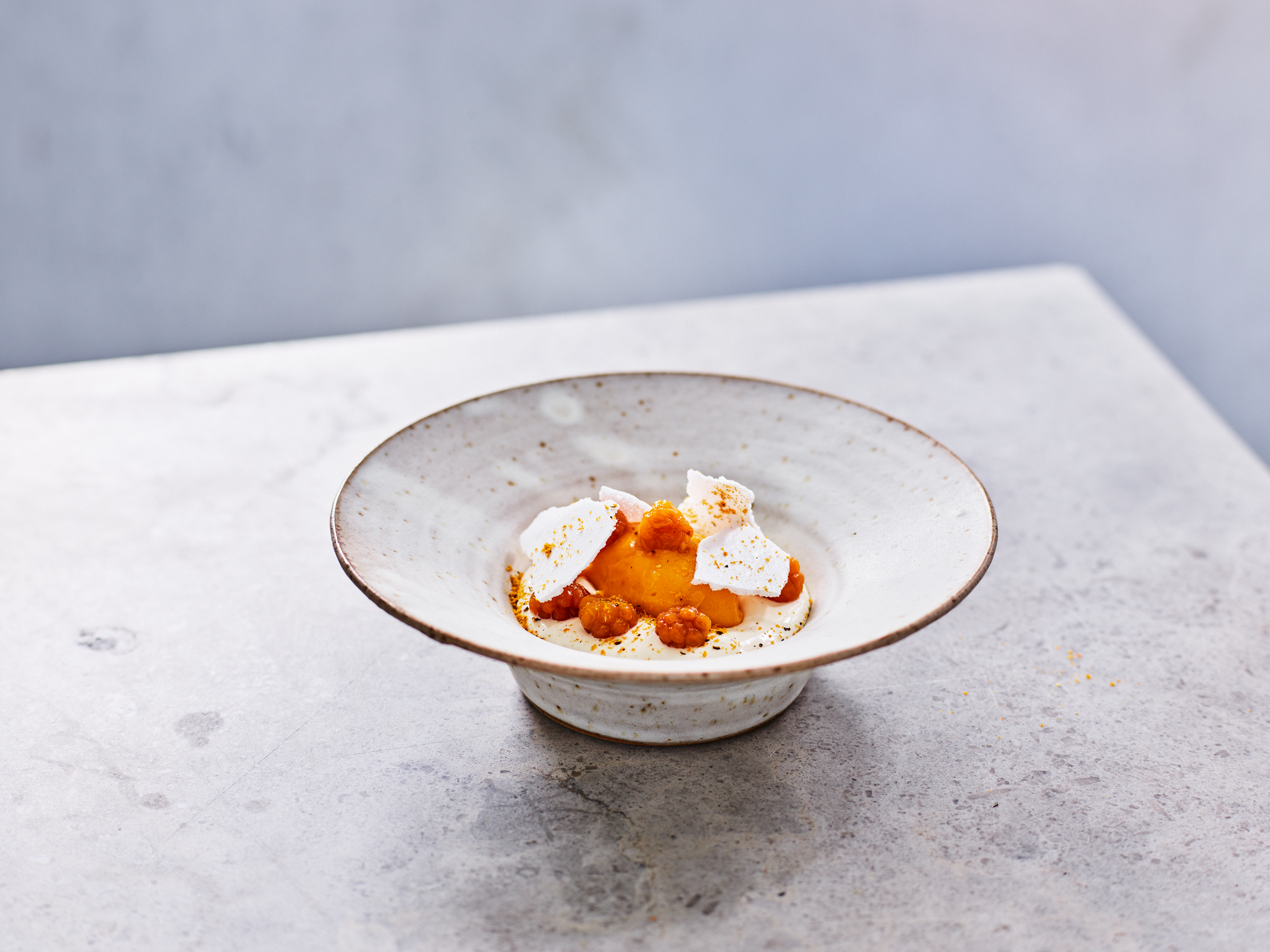 Vispad mousse med maräng, havtorn och hjortron