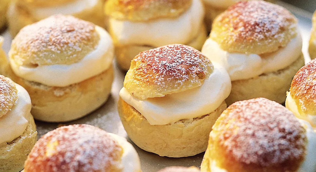 En klassisk liten semla, precis så som man vill ha den. Luftig semmelbulle med kardemumma, krämig fyllning med mandelbitar samt riktigt med spritsad grädde.
