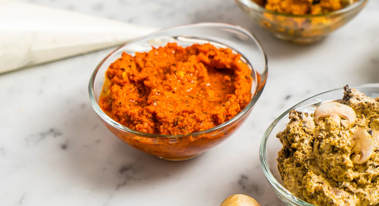 Rostad paprika mixas snabbt ihop med lök, vitlök och citron till en smakrik fyllning att ha i piroger eller mackor, t ex dubbellevain med pulled pork. Paprikaröran passar också bra att servera som tillbehör till många varmrätter på lunchmenyn.