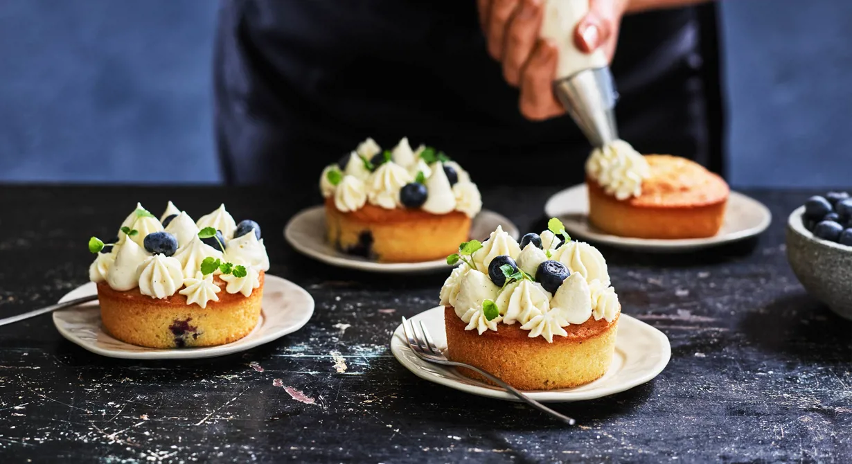 Populär kaka, som gästerna uppskattar, med mandel och blåbär som toppas med en lätt syrlig frosting på färskost. Citronskalet i frostingen är en klassisk smakkompis till just mandel och blåbär.