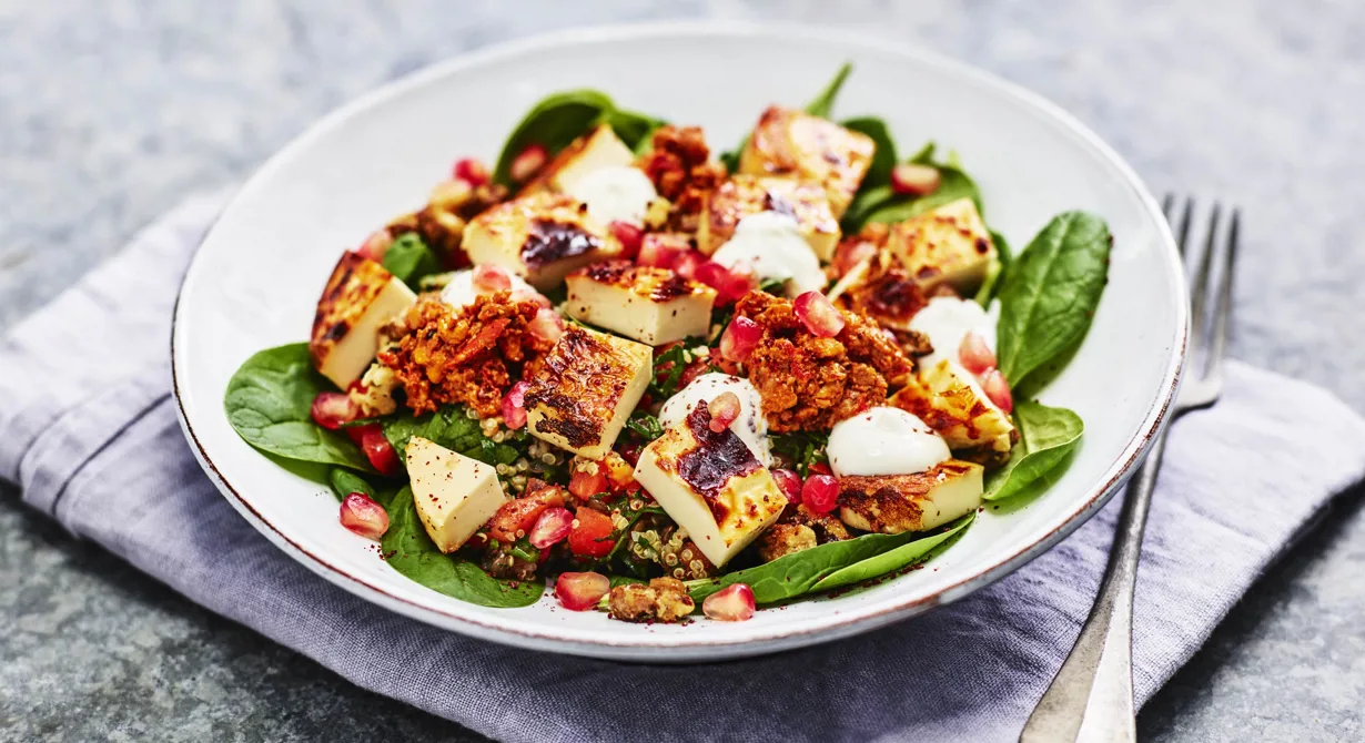 En smakrik salladsbowl med glutenfri tabbouleh som kan serveras på plats eller enkelt tas med.