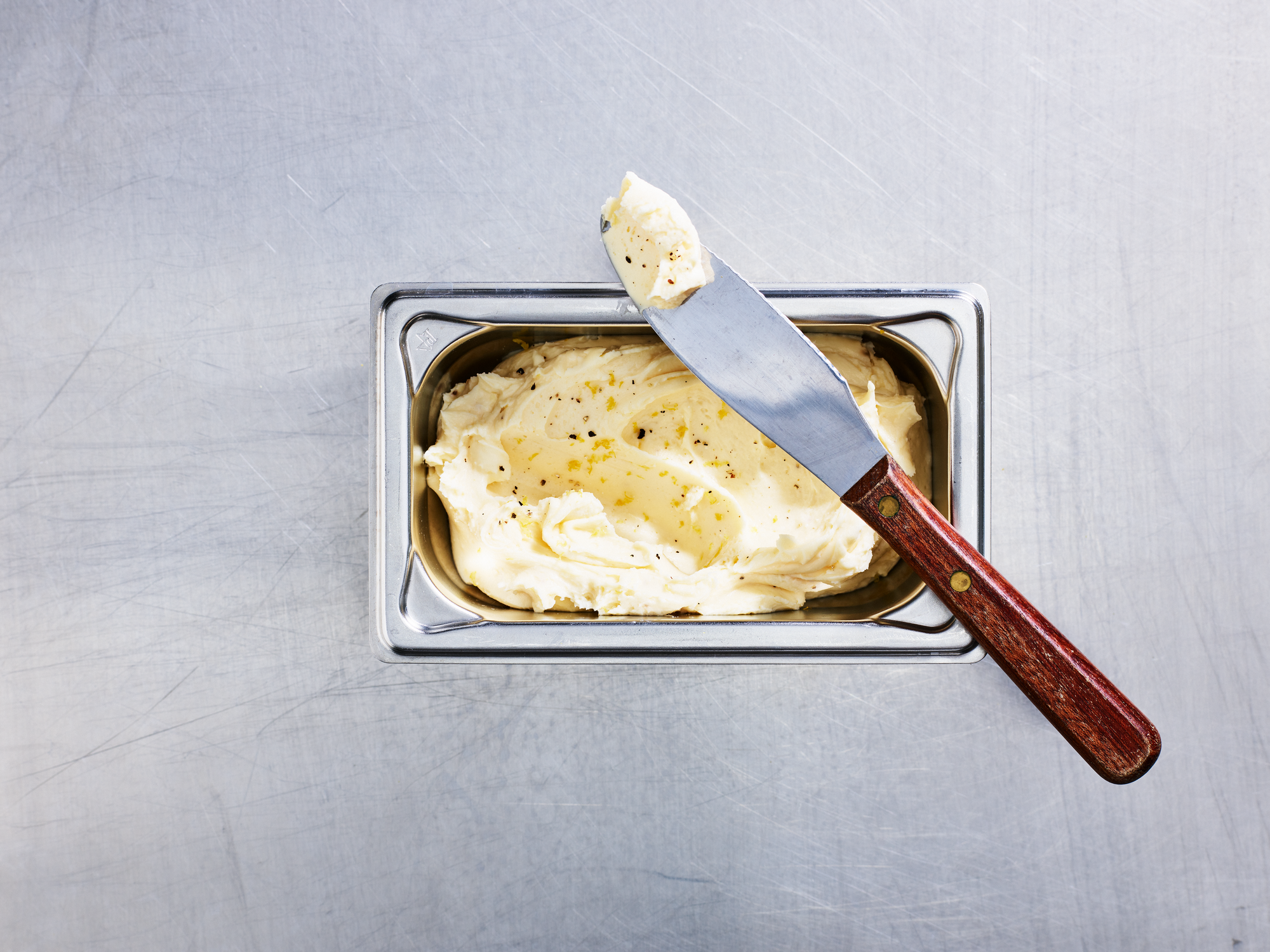 Ostkräm på guldklimp