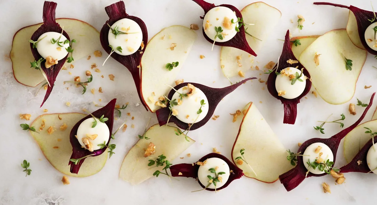 En enkel och elegant liten ”bite” som lyser upp julbordet både smakmässigt och med sin färg. Stjärnanis ger mustig sötma och fin kontrast till spritsad getostyoghurt och knapriga valnötter.