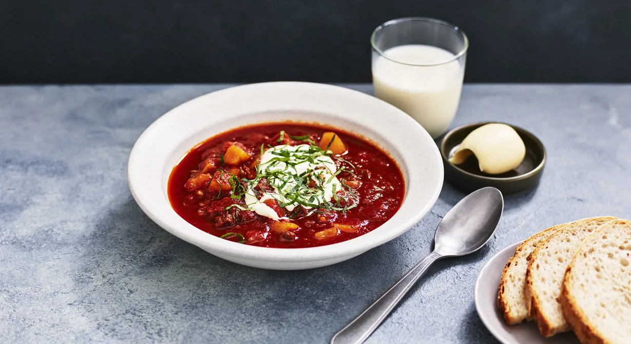 En värmande och matig soppa med lite hetta som verkligen uppskattas av eleverna. Toppa gulaschsoppan med en klick crème fraiche och strimlad persilja. Gör gärna soppan dagen innan så hinner smakerna sätta sig ordentligt.