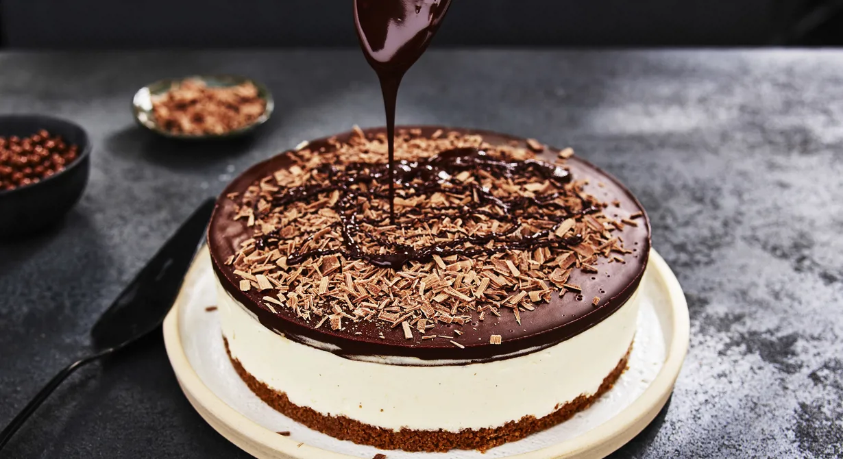 Om gästen har svårt att välja mellan cheesecake och en mer chokladstinn bakelse kommer här det perfekta valet - en underbar no-bake cheesecake toppad med mjuk chokladganache, mjölkchokladspån samt lite mörk ripplad choklad.