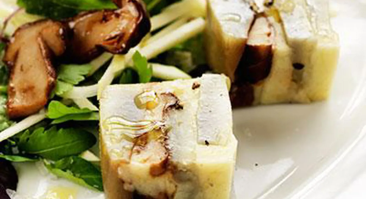 Smakrik terrine med kronärtskocka, karljohansvamp och Svecia serverad med en fräsch äppelsallad. En trevlig liten rätt som passar på menyn på sensommaren eller hösten.
