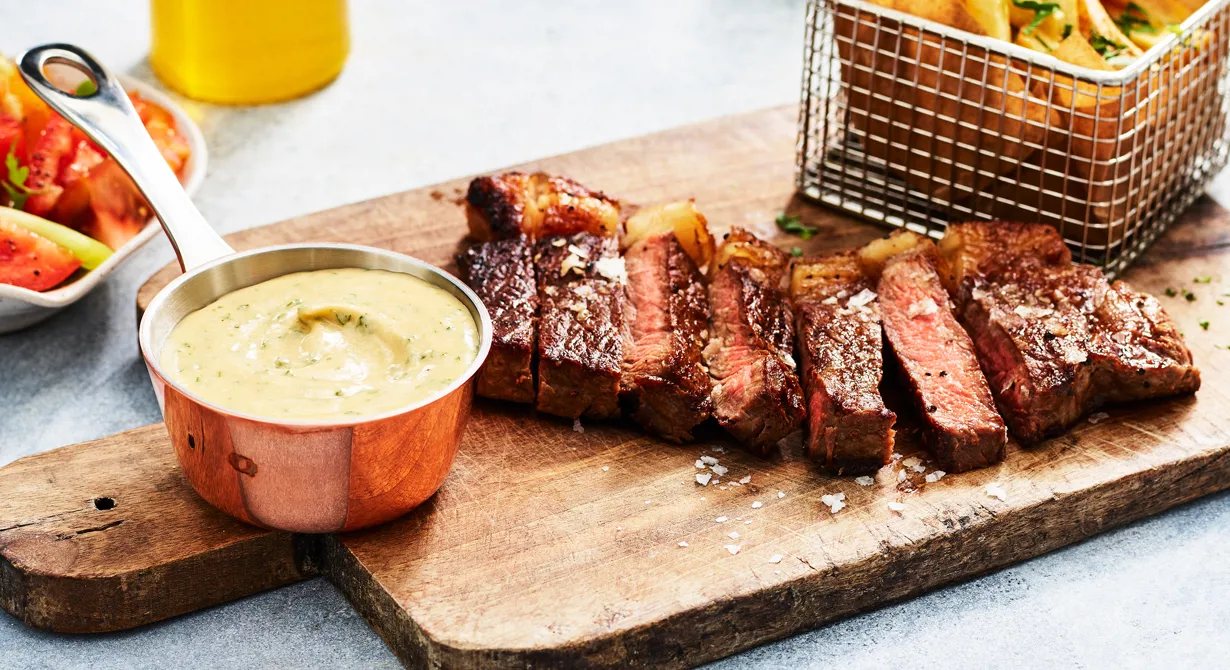 Bearnaisesås är en klassiker till många köttdetaljer och alltid lika populär bland restauranggästerna. Det här receptet är den klassiska varianten med en reduktion på schalottenlök och vinäger samt smaksatt med färsk dragon.