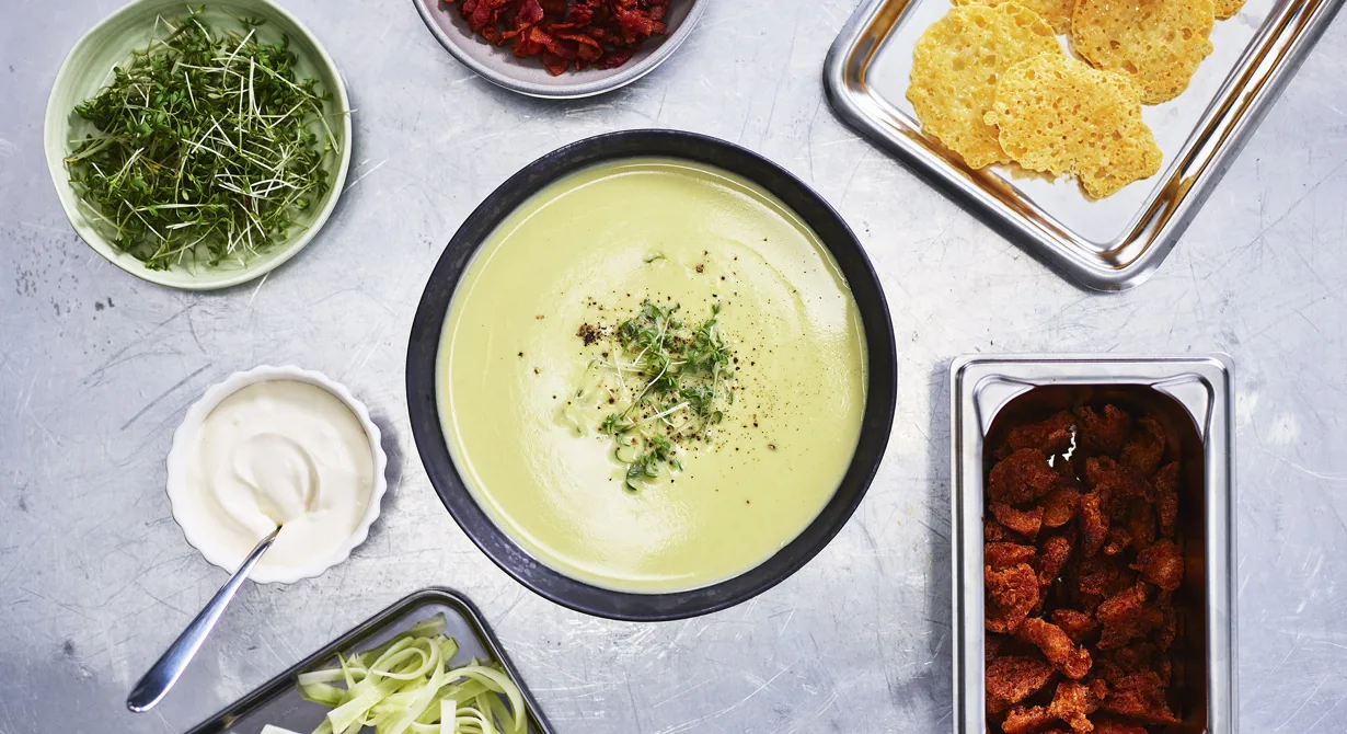 Otroligt enkel och god soppa som mixas slät. En favoritsoppa hos många. Servera gärna en liten buffé med olika toppings som gästen kan välja på.