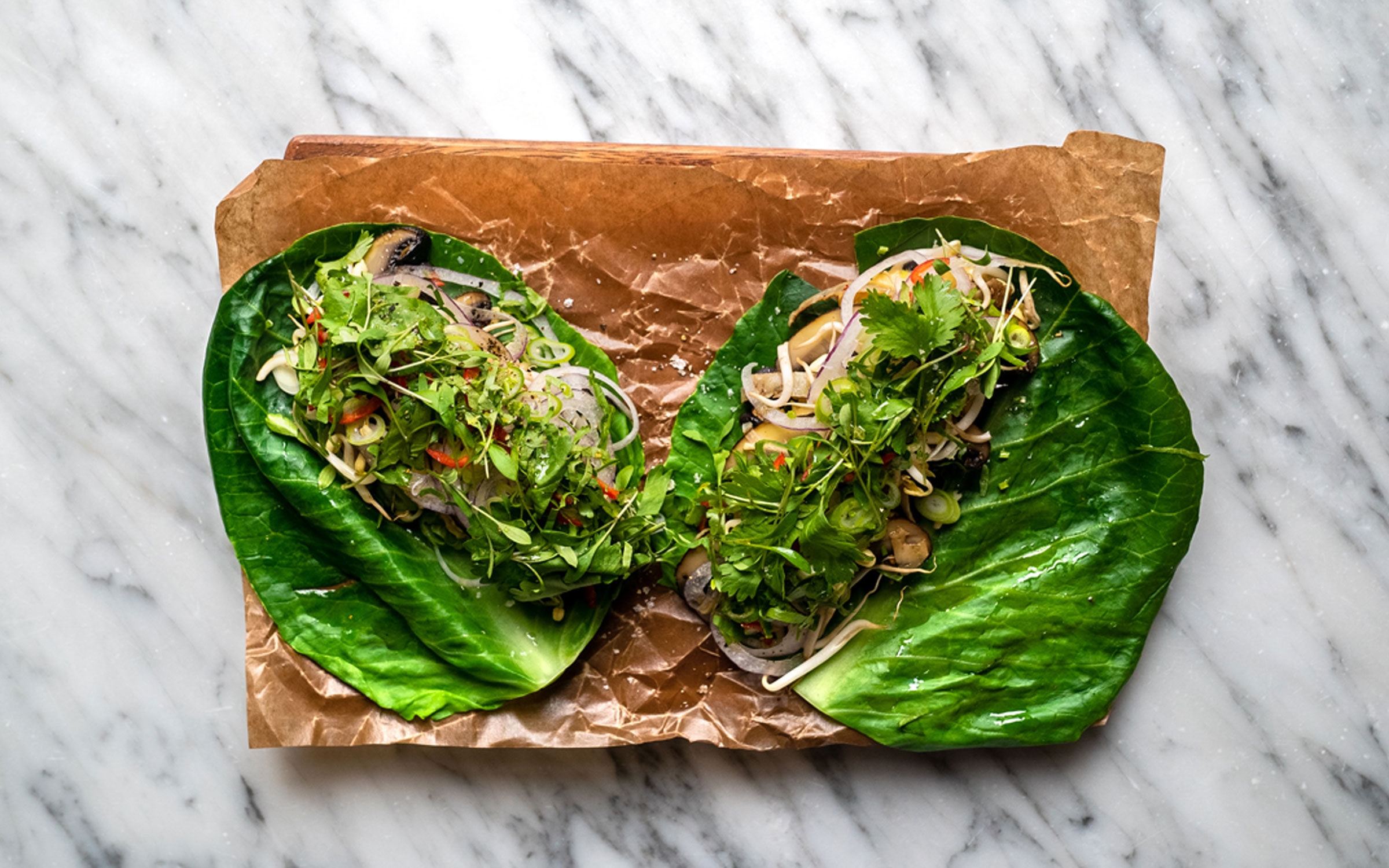 Confiterad portabello, svarta bönor, koriander och spetskål