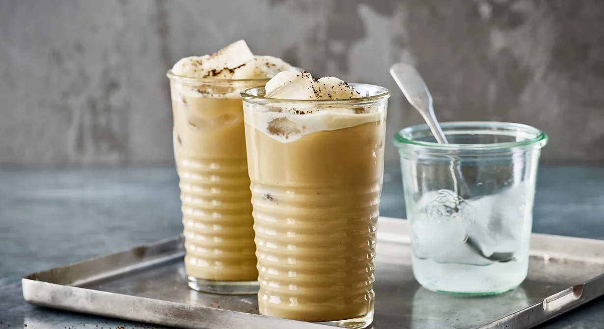 Godaste iskaffet gör du väldigt lätt. Servera med massor av is för en god uppfriskande upplevelse.