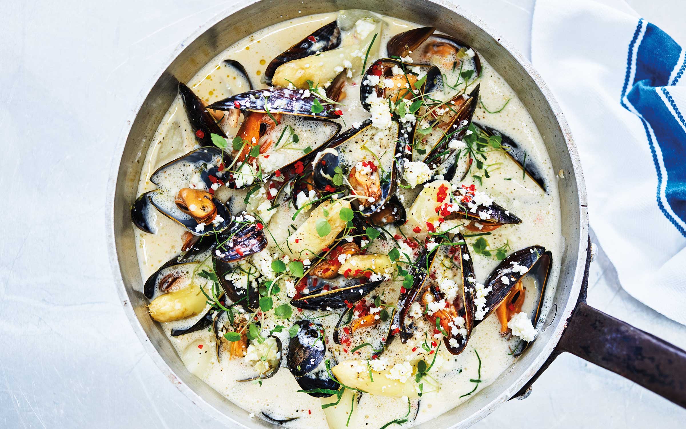 Blåmusslor med musselsås, salladsost och chili