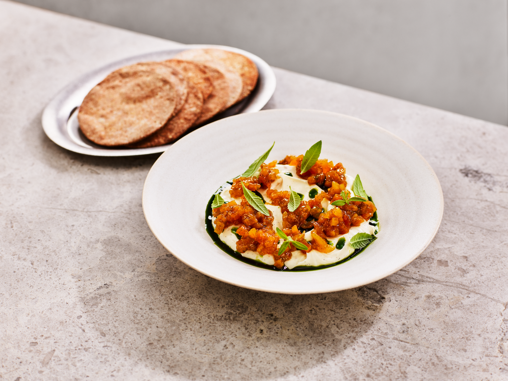 Knäckebröd med vispad vaniljfärskost och aprikoskompott