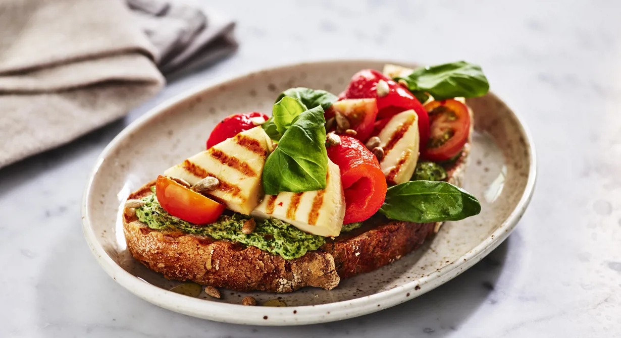 Skivor av grillost som grillas i smörgåsjärn, använd bakplåtspapper så fastnar inte osten i järnet. Den här grillade toasten är både mättande och lyxig.