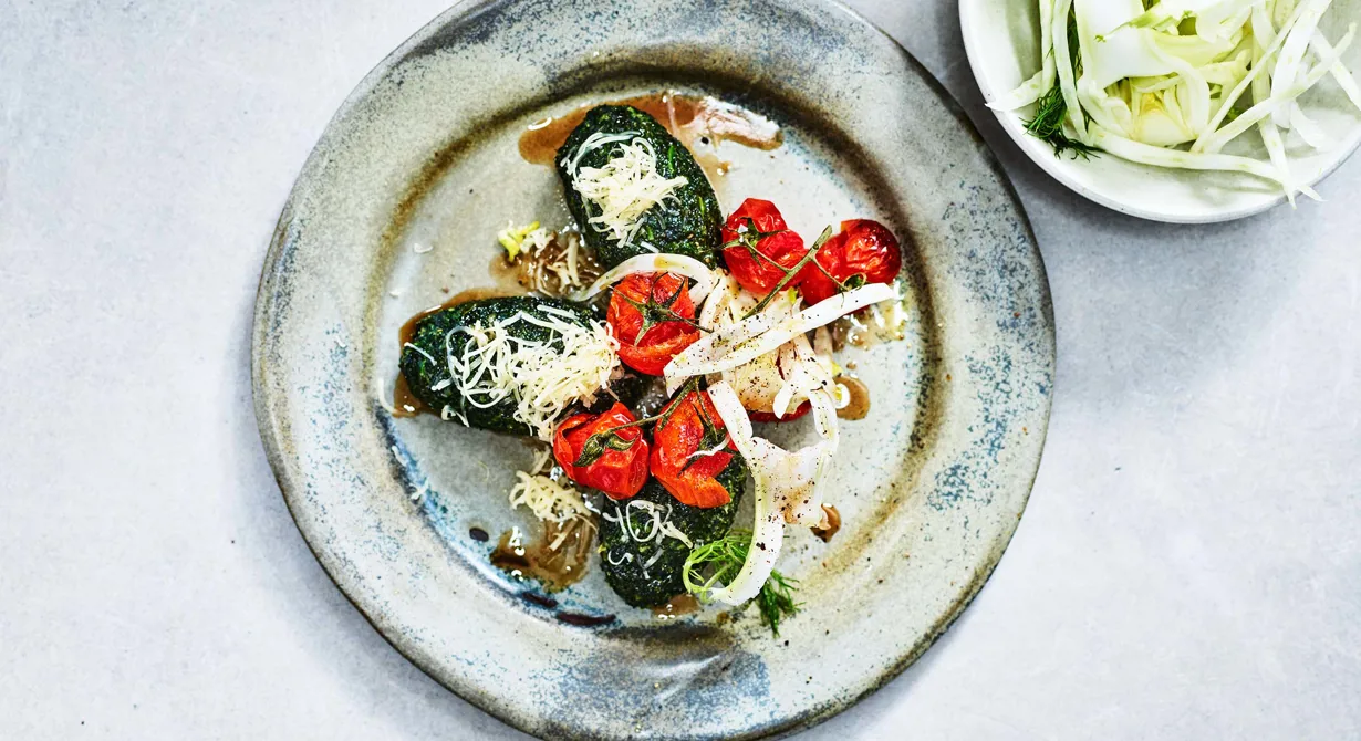 En ny variant av dumplings. Här gäller det att kyla smeten väl för att enklare kunna forma den. Om du ska göra stora volymer kan formandet av äggen ta lite väl lång tid. Bred istället ut ett jämnt lager av smeten på en smord plåt och ånga hel, skär sedan ut bitar.