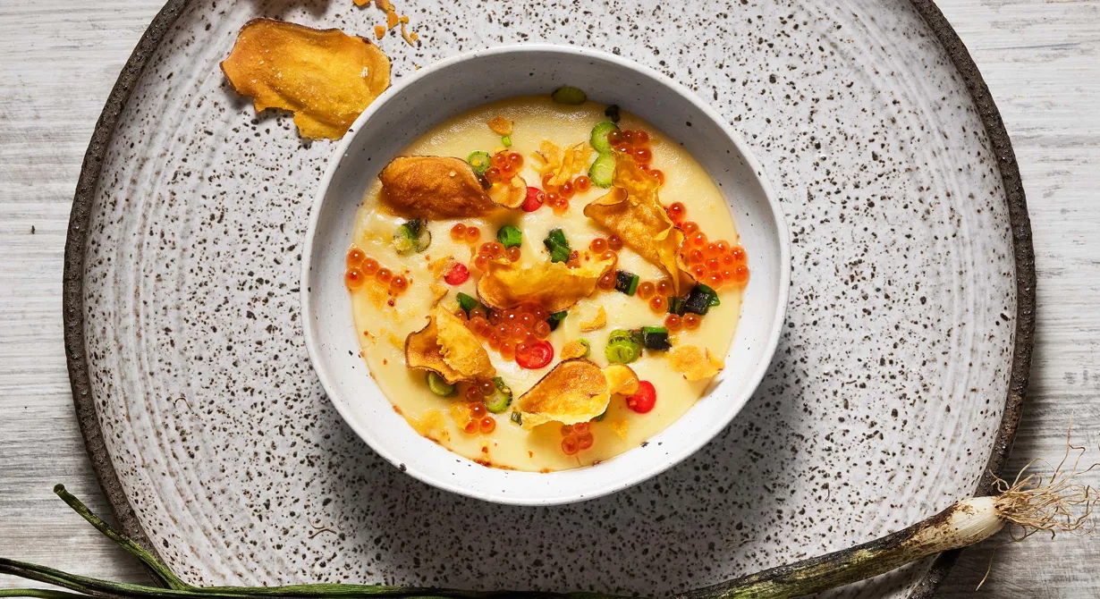 Den här rätten kan användas på flera ställen i en meny. Som ett spännande tillbehör eller en god mellanrätt. Potatispurén toppas med het citrusdressing, forellrom och nyfriterade sötpotatischips. Rostat potatisskal i gräddmjölken ger purén en djupare smak.