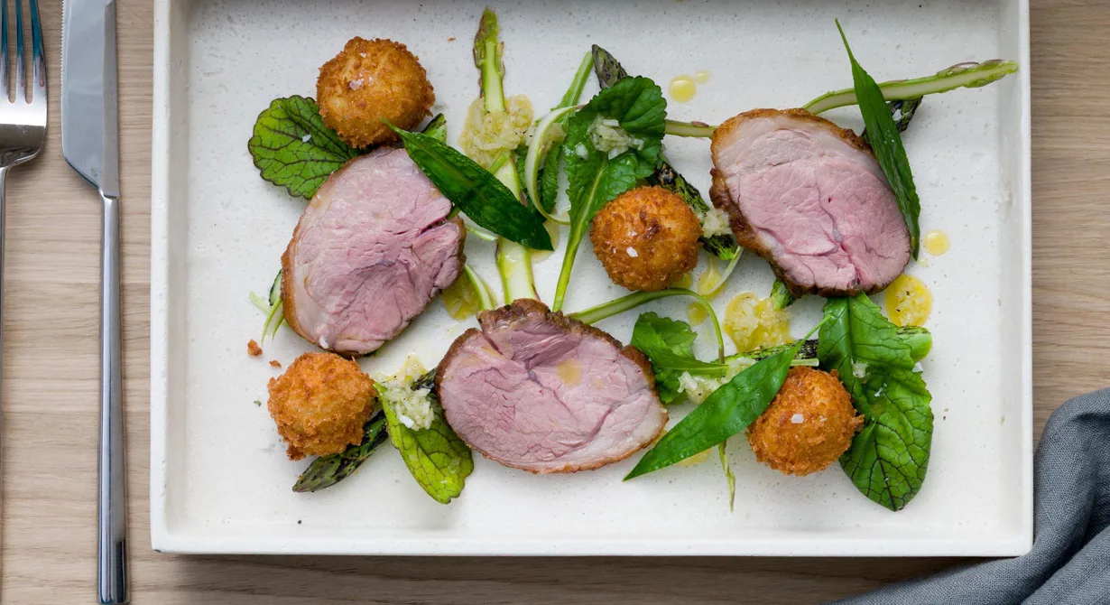 Perfekt rosastekt lammrostbiff med grön sparris, lökvinägrett och frasiga potatiskroketter passar perfekt på menyn till våren. Rätten garneras med senapsört som ger sting.