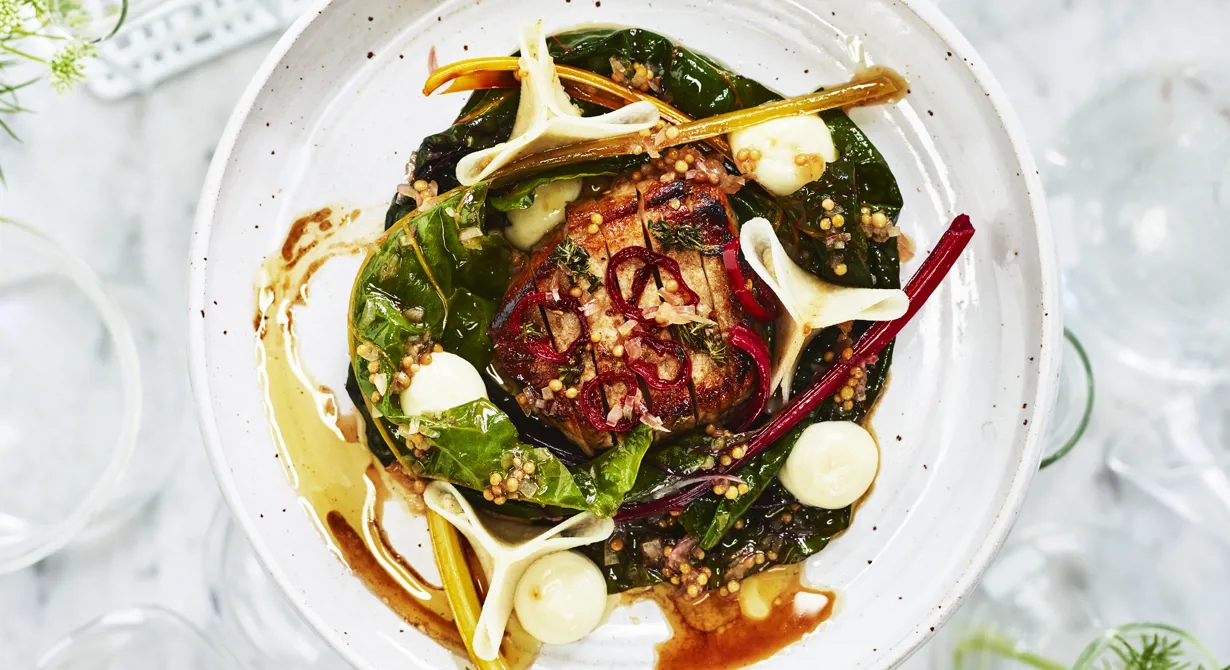 Att glasera kotletten med bland annat smör, chili och honung gör den saftig och smakrik. Låt köttet vila innan det skärs upp och serveras med bland annat fläderpicklad kålrabbi fylld med syrlig färskost smaksatt med senap.