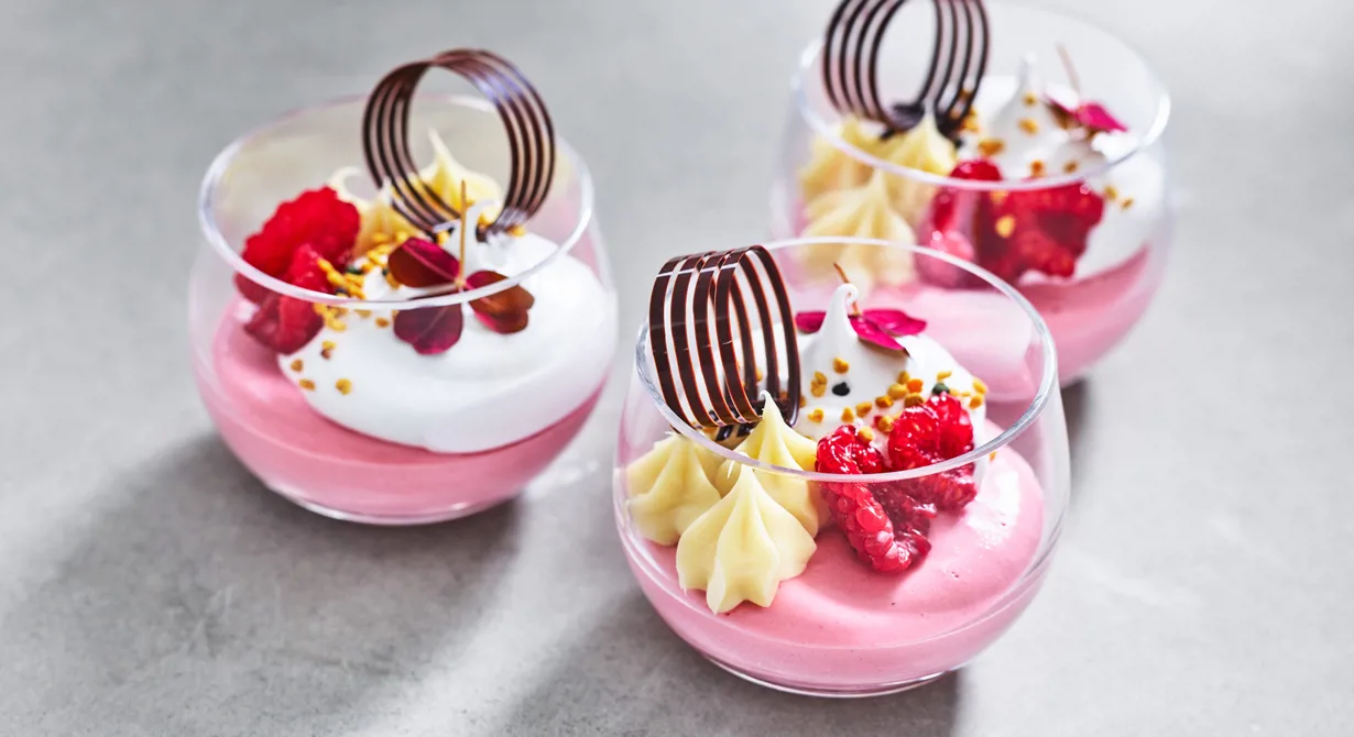 Vacker och god glasdessert med spännande smaker. I botten en syrad hallonchantilly som toppas med mjuk maräng och sudachicrémeux.