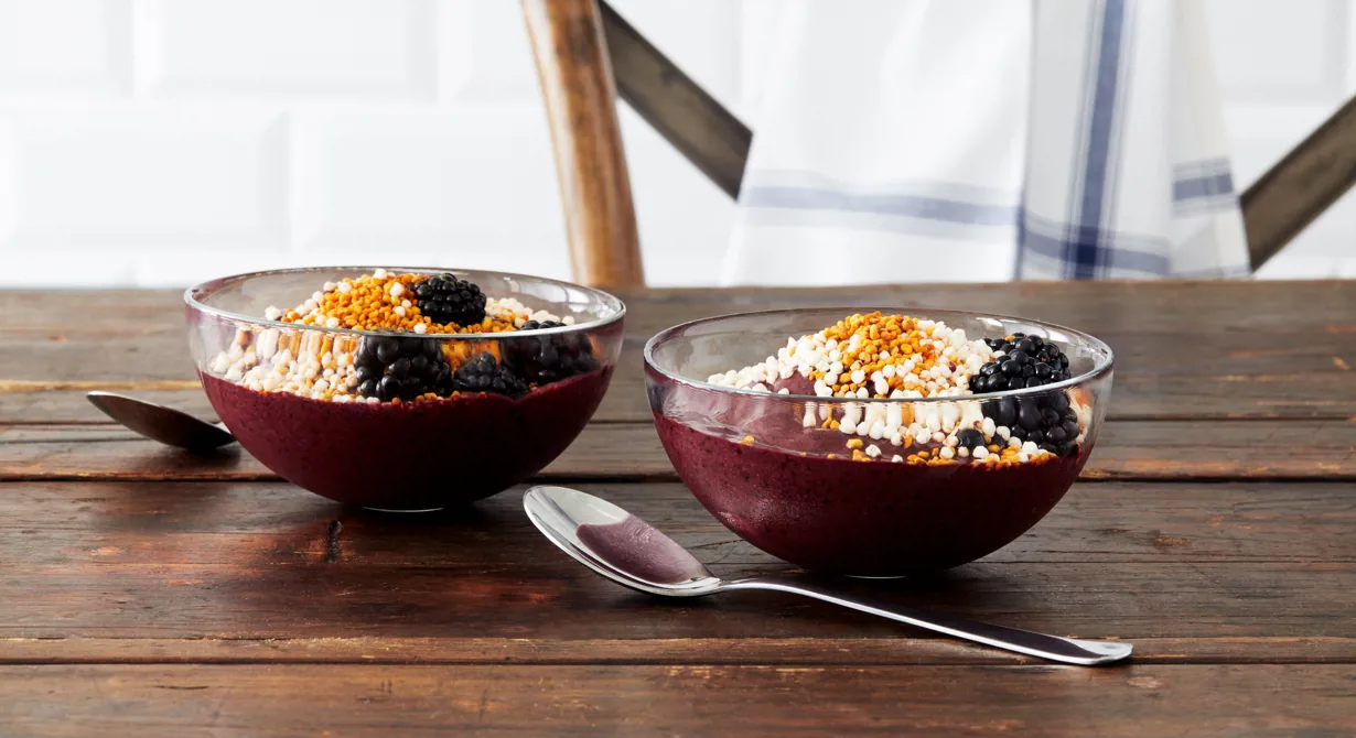 En lite tjockare smoothie som äts med sked med det trendiga, blålila superbäret acai. Frysta acaibär kan ersättas med torkade eller andra frysta bär.