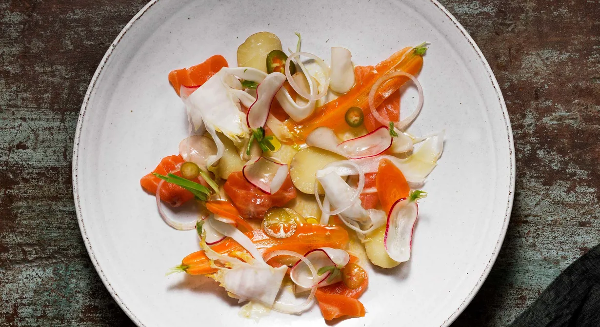 En rätt med många texturer och smaker. Rå lax får hetta av jalapeño och fräschör av citrusfrukter samt syrad sparrispotatis. Välj alltid en fast potatis, då potatisens textur snabbt bryts ner vid fermentering. Rätten passar både som en mellanrätt och som en del av en meny.