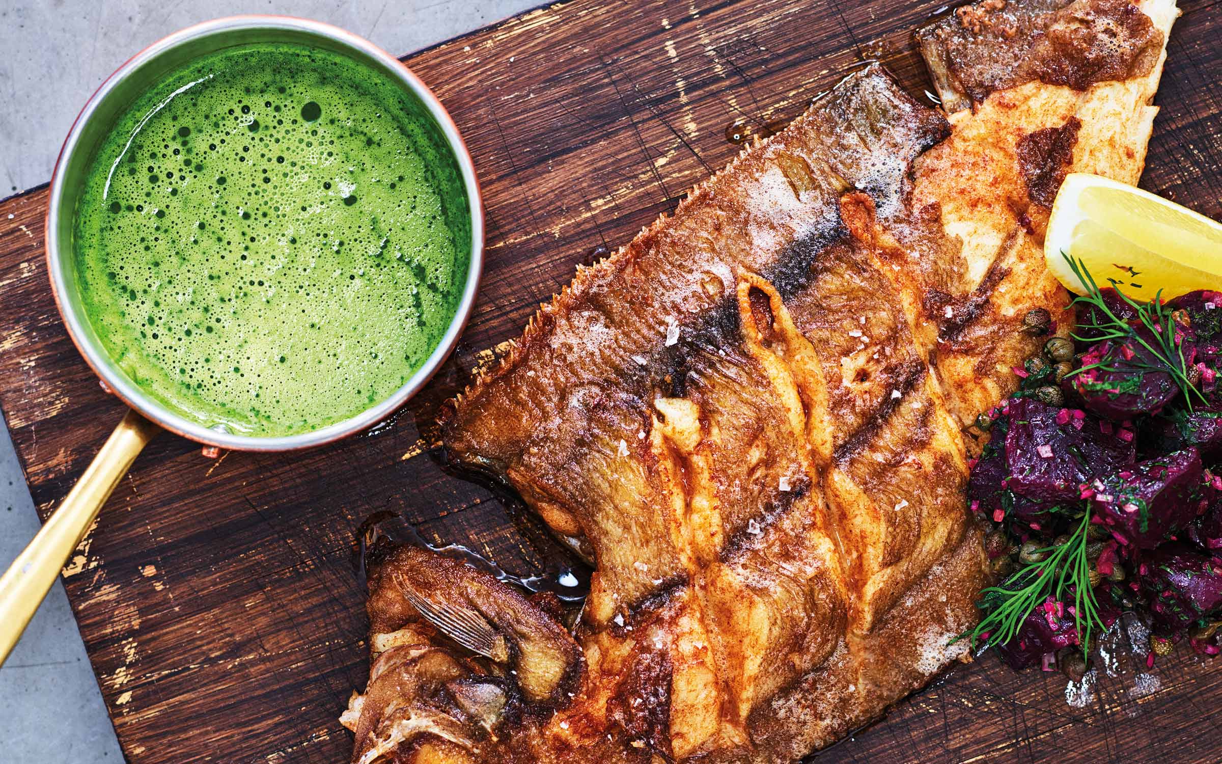 Helstekt rödtunga Grenoble och vitvinssås med brynt ramslökssmör