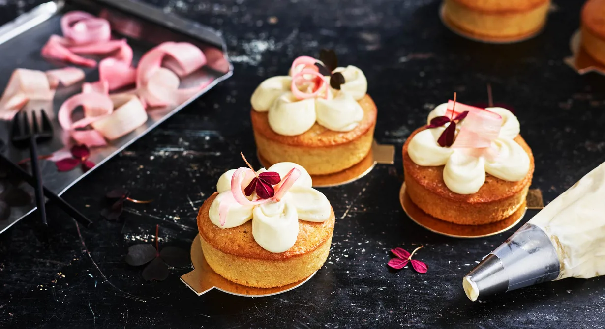 Rabarber och mandel är en perfekt kombo i den här kakan som toppas med en krämig frosting med färskost.
