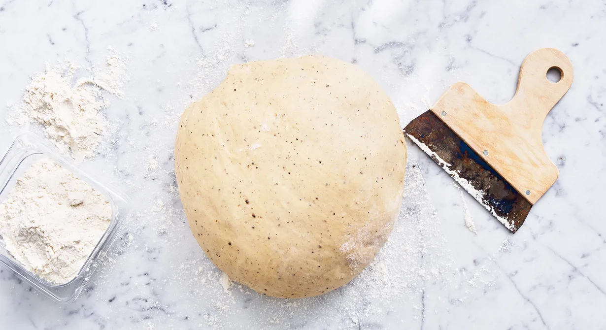 Vetedegen ska arbetas väl för att få fram det åtråvärde glutenet. Då får men en elastisk deg med fin glans. Börja på låg fart på degblandaren för att sedan öka hastigheten. Använd rumstempererat smör för bästa resultat.