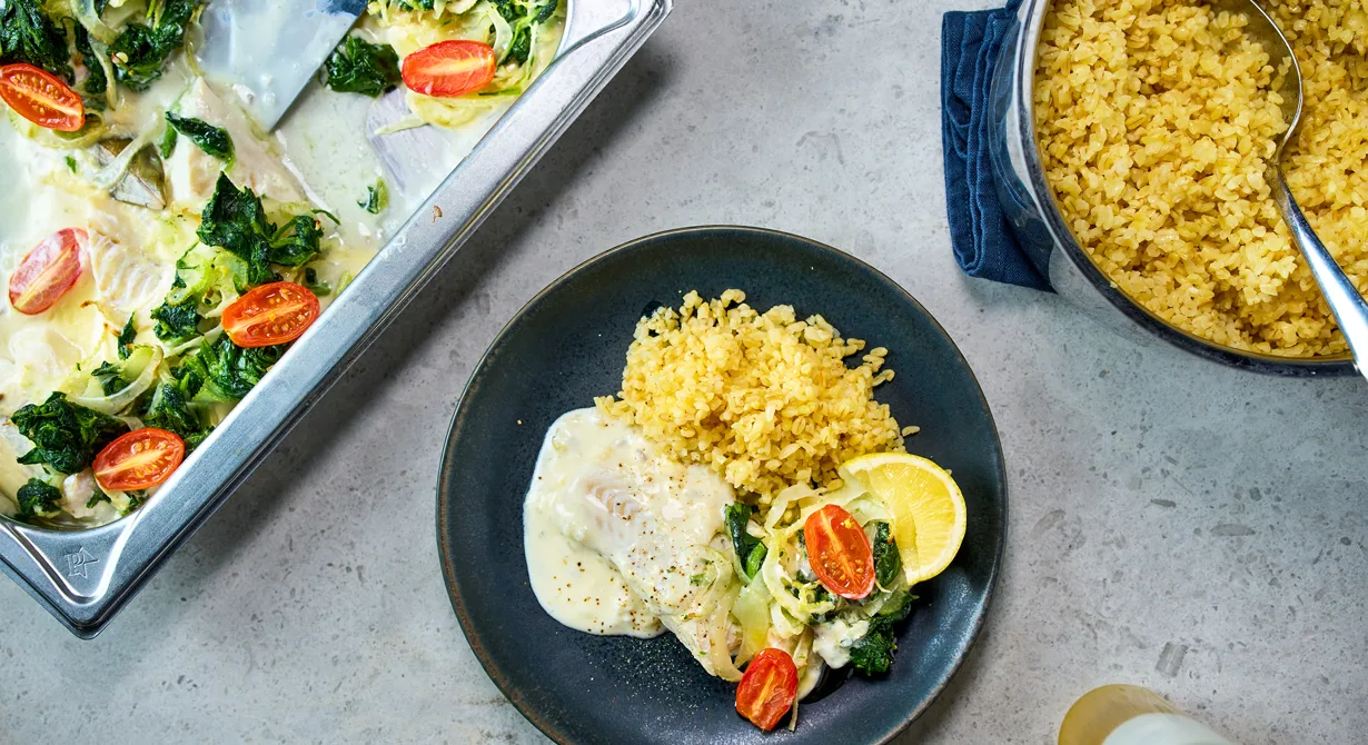 Fiskgratäng är omtyckt och lätt att servera till skollunchen. Ostcrèmen blandas ner direkt i den färdigkryddade fänkålsbuljongen. Stryk krämen över fisken, sätt in i ugnen. Klart!