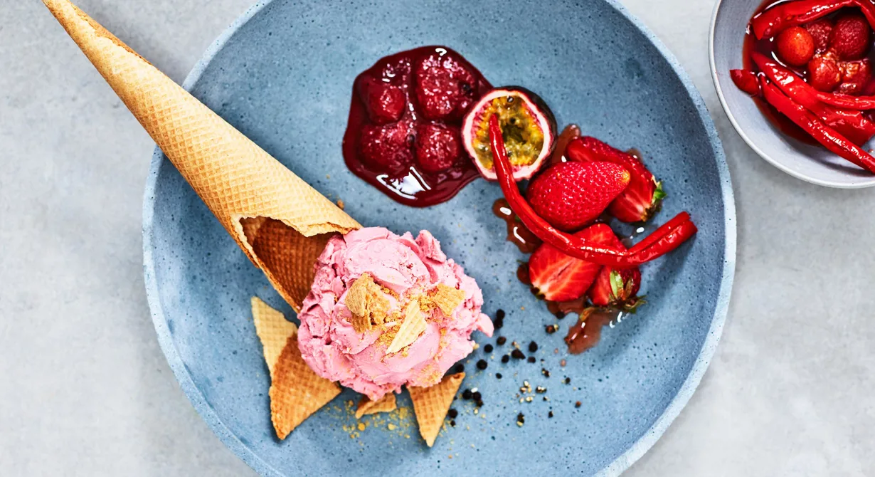 Servera denna gelato med digestivesmulor eller en glasstrut samt en kompott på jordgubbar, passionsfrukt och tellicherrypeppar. Om du använder en stark chili, plocka bort den från syltningen och mixa separat. Därefter kan du smaksätta gelaton till den hetta du vill ha.