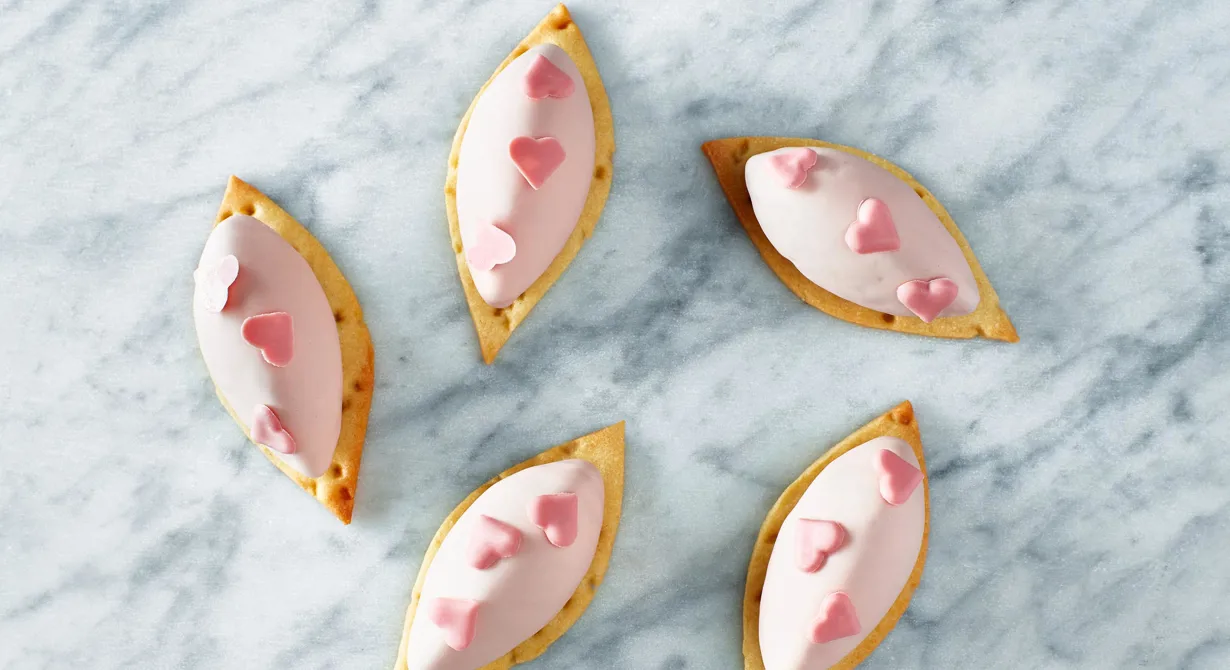På alla hjärtans dag är det tanken som räknas. Baka små gulliga godbitar på sablébotten med katalanfyllning och god hemkokt hallonsylt. Flirta med rosa choklad och små hjärtan i dekoren.