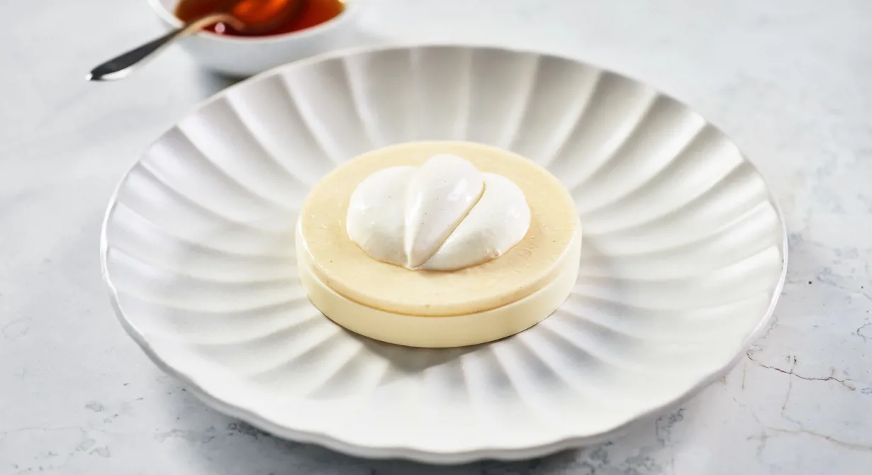 Man skulle kunna kalla den här desserten 100% mejeri! En ring av bavaroise, smaksatt med tonkaböna och yoghurt, fylls med söt och lätt syrlig vasslekaramell. Karamellen täcks av ett yoghurtskum som toppas med en len vaniljglass.