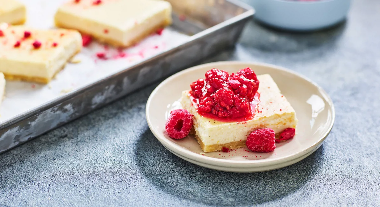 Bakad cheesecake med fin textur. Passar utmärkt att baka i stora mängder i bleck och går bra att frysa in.
