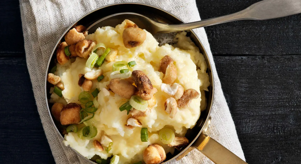 Potatisstomp är ett av de bästa tillbehören till många av våra klassiska lunchrätter och väldigt uppskattat av gästerna. Mosa den kokta potatisen grovt med crème fraiche och smör, smaksätt med citron och toppa med t ex rostad majs och salladslök.