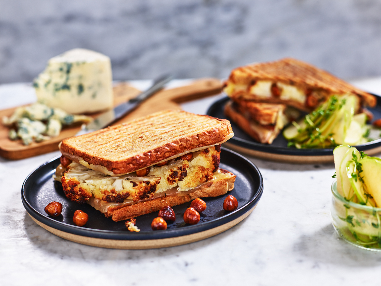 Fullkornsbröd med prästost, rostad blomkål, hasselnötter och äppelsallad